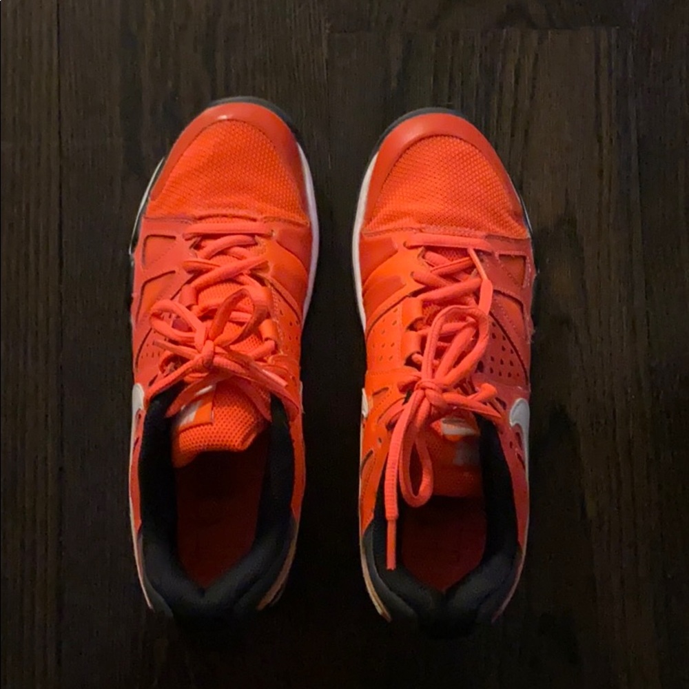 Nike sneakers size 8. Great condition.